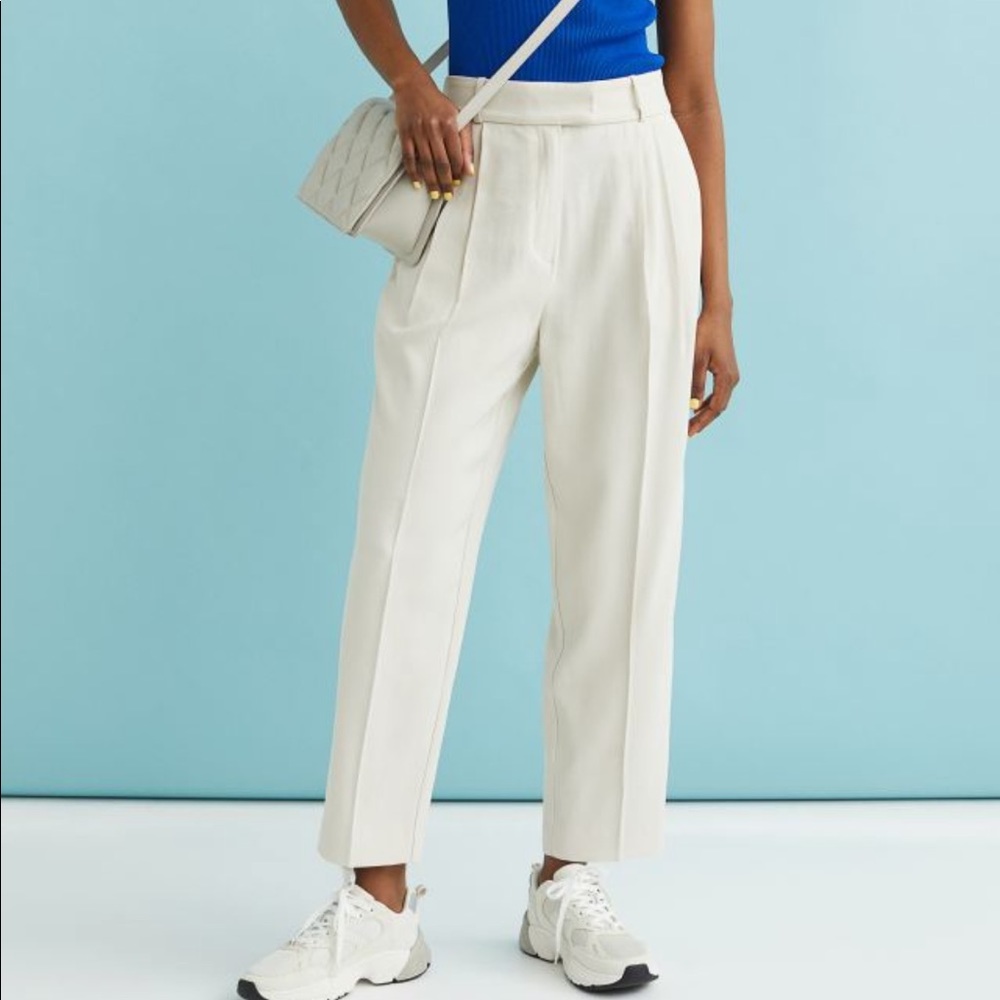 NWT Ankle Length Pants. Cream. Size 4